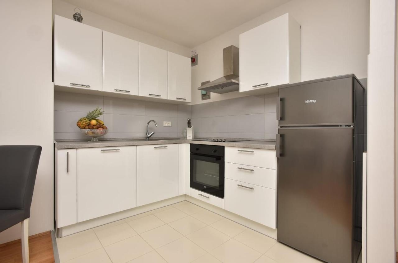Apartment Anna A2+2 Макарска Екстериор снимка